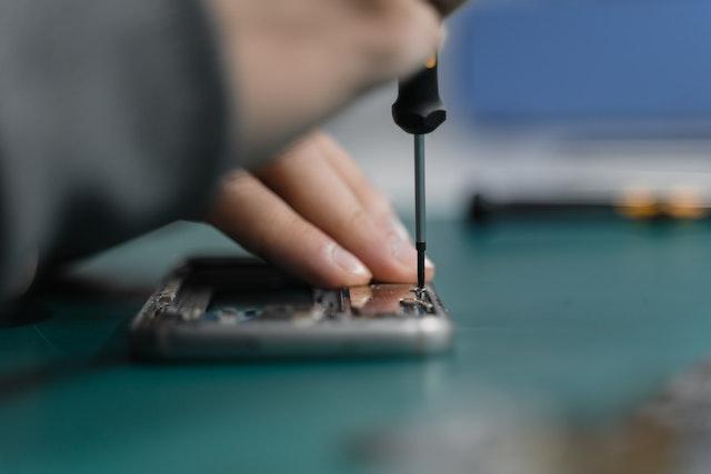 Mobile Phone Refurbishing: A Side Hustle in Difficult Times
